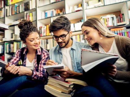 guia das universidades públicas: estudantes na biblioteca