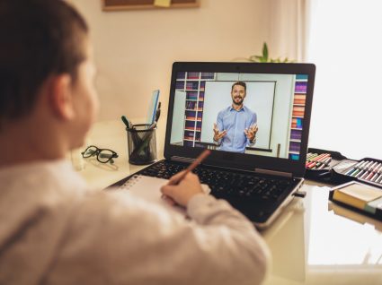 aluno a estudar em casa por computador