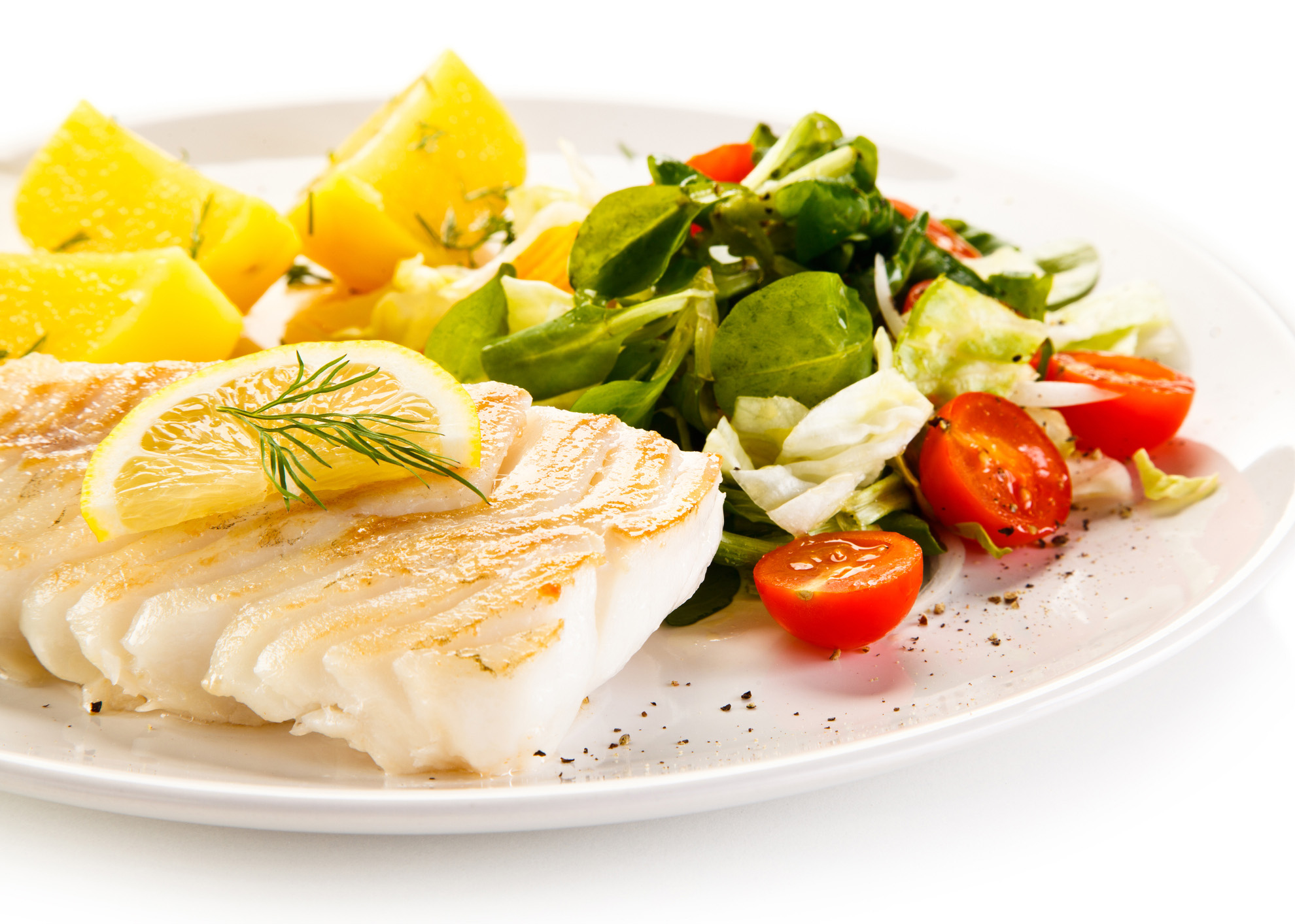 filetes de peixe com salada