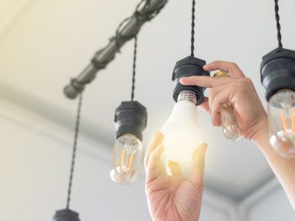 Preço da luz vai descer 0,4% em 2020.: fatura média baixa 18 cêntimos