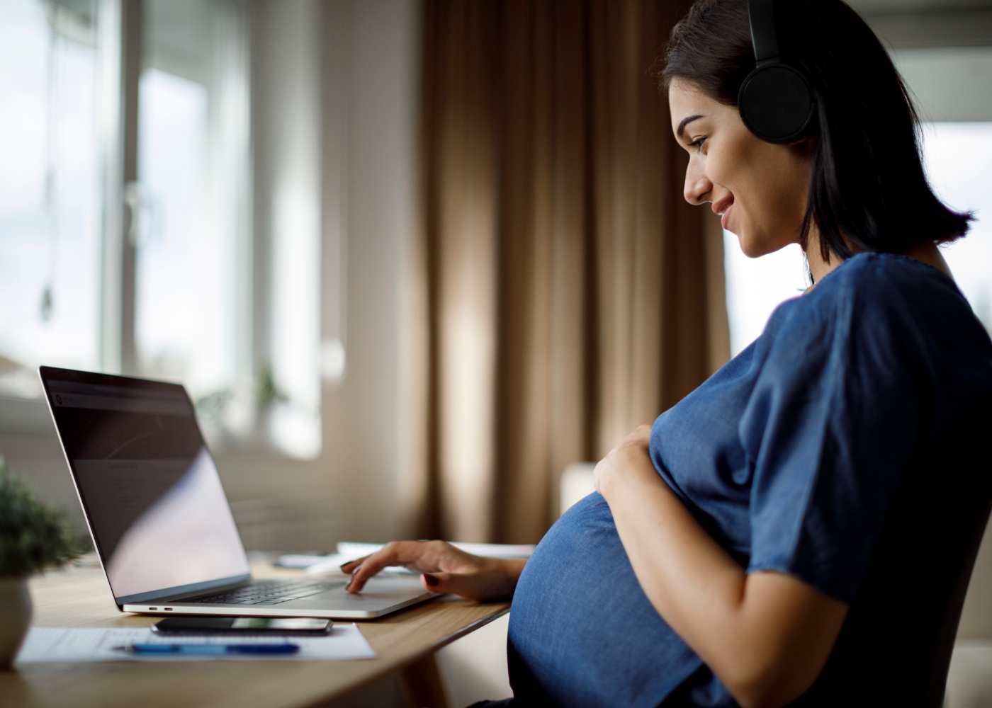 mulher a procurar emprego grávida