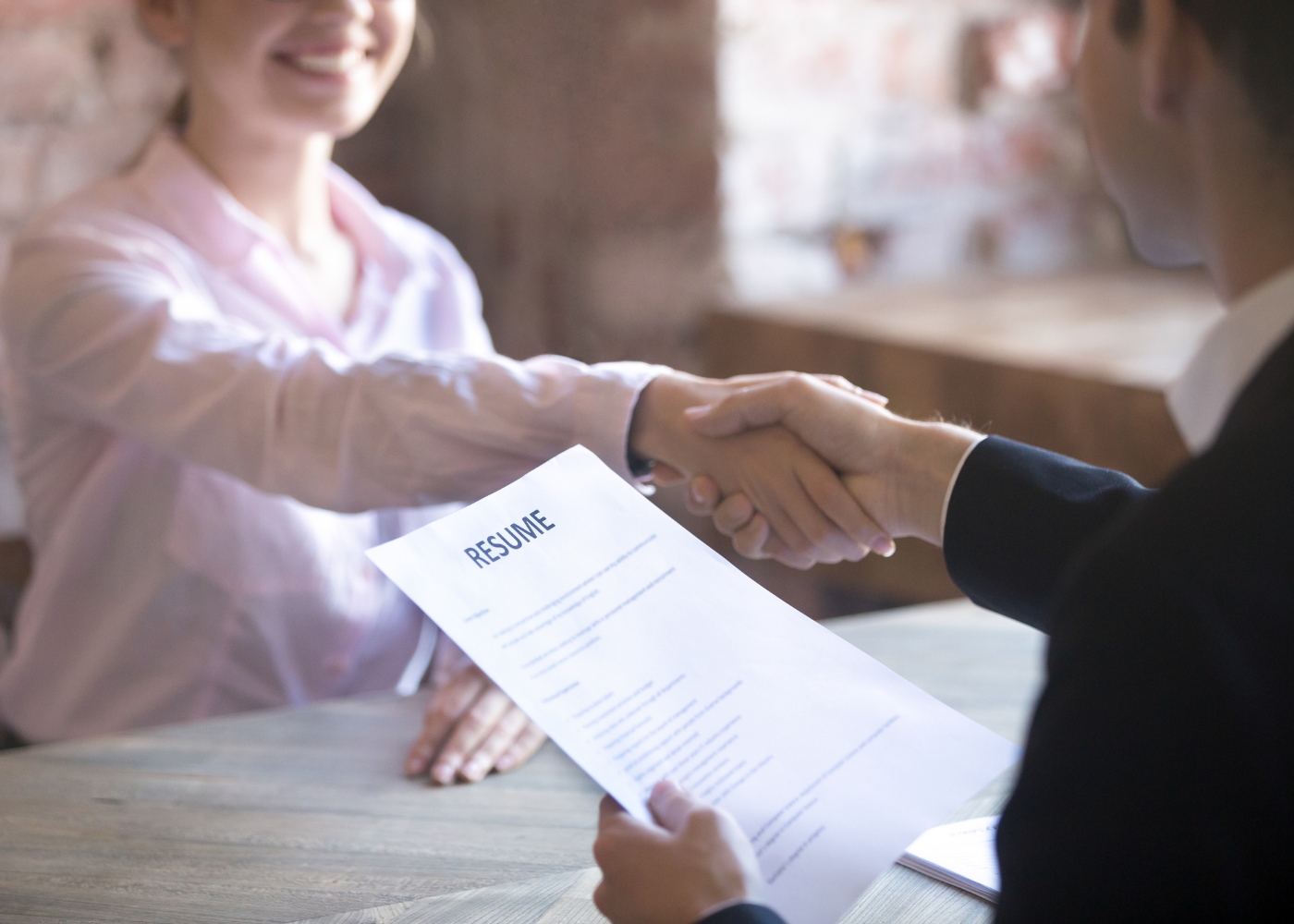 candidato em entrevista de emprego com recrutadores