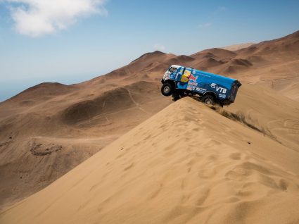 camiao no deserto