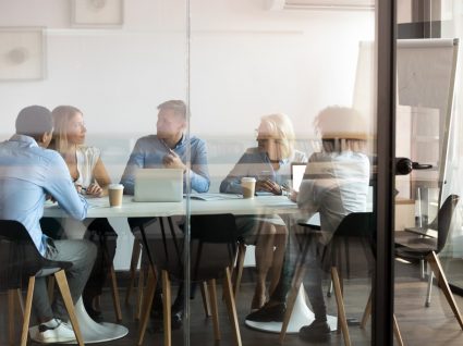 trabalhadores reunidos em sala