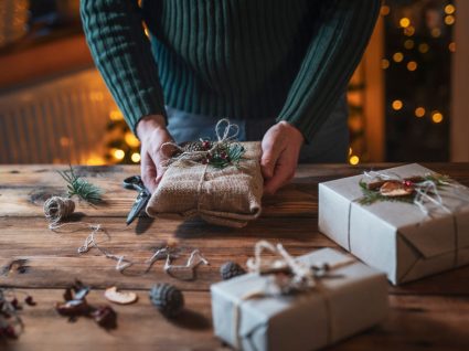 pessoa a fazer embrulhos como forma de voluntariado no natal