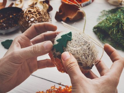 pessoa a fazer enfeites para a árvore de natal