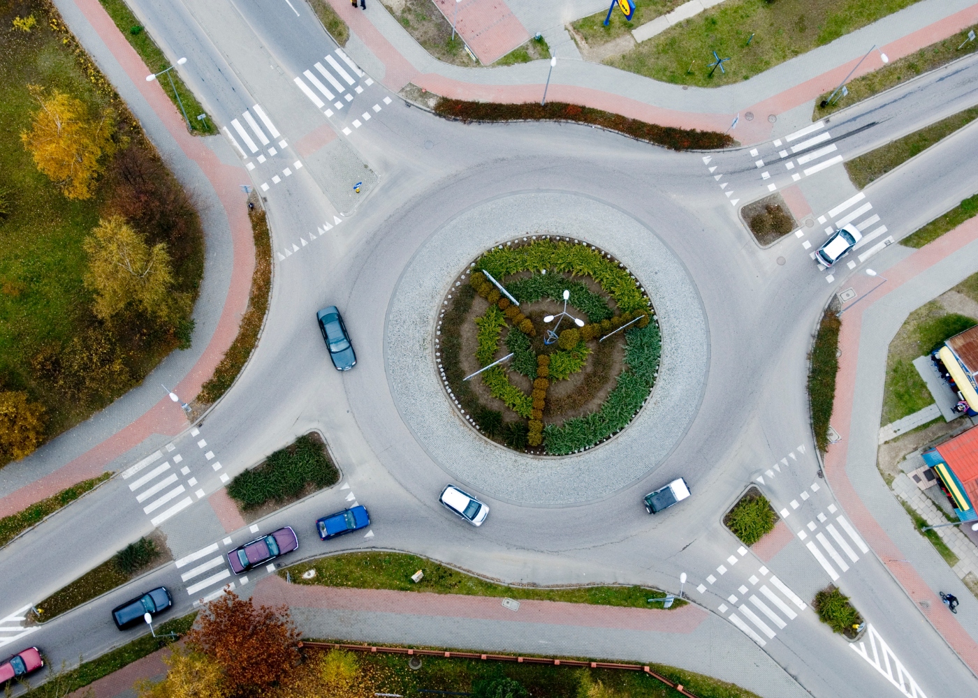 carros a seguir indicações de como circular nas rotundas