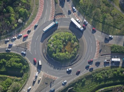 carros a circular numa rotunda