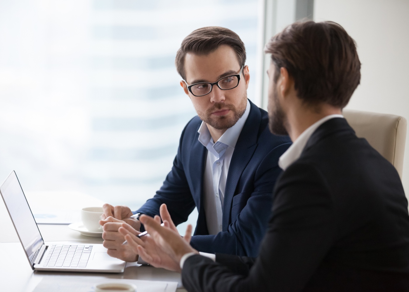 chefe a falar com funcionário