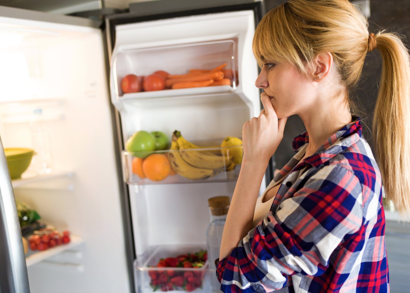 Mulher a decidir que hidratos de carbono comer