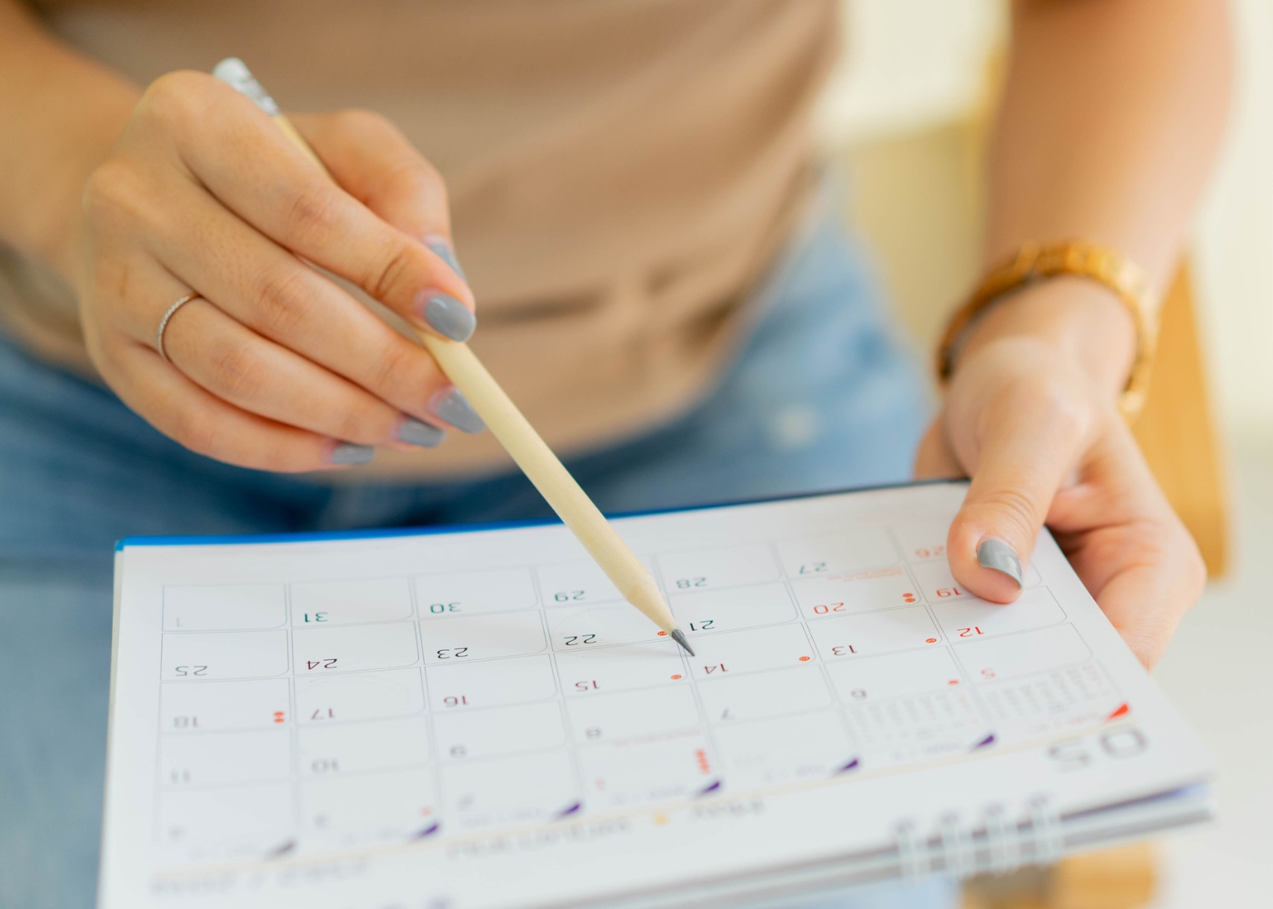 mulher a fazer gestão de tempo a olhar para calendário