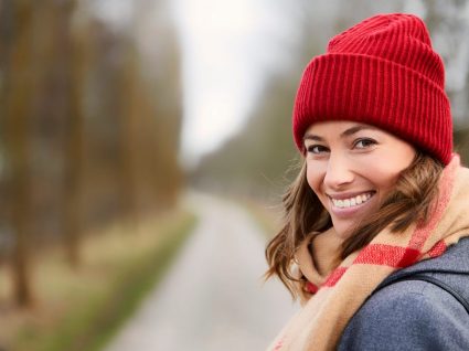 Mulher com acessórios para os dias frios