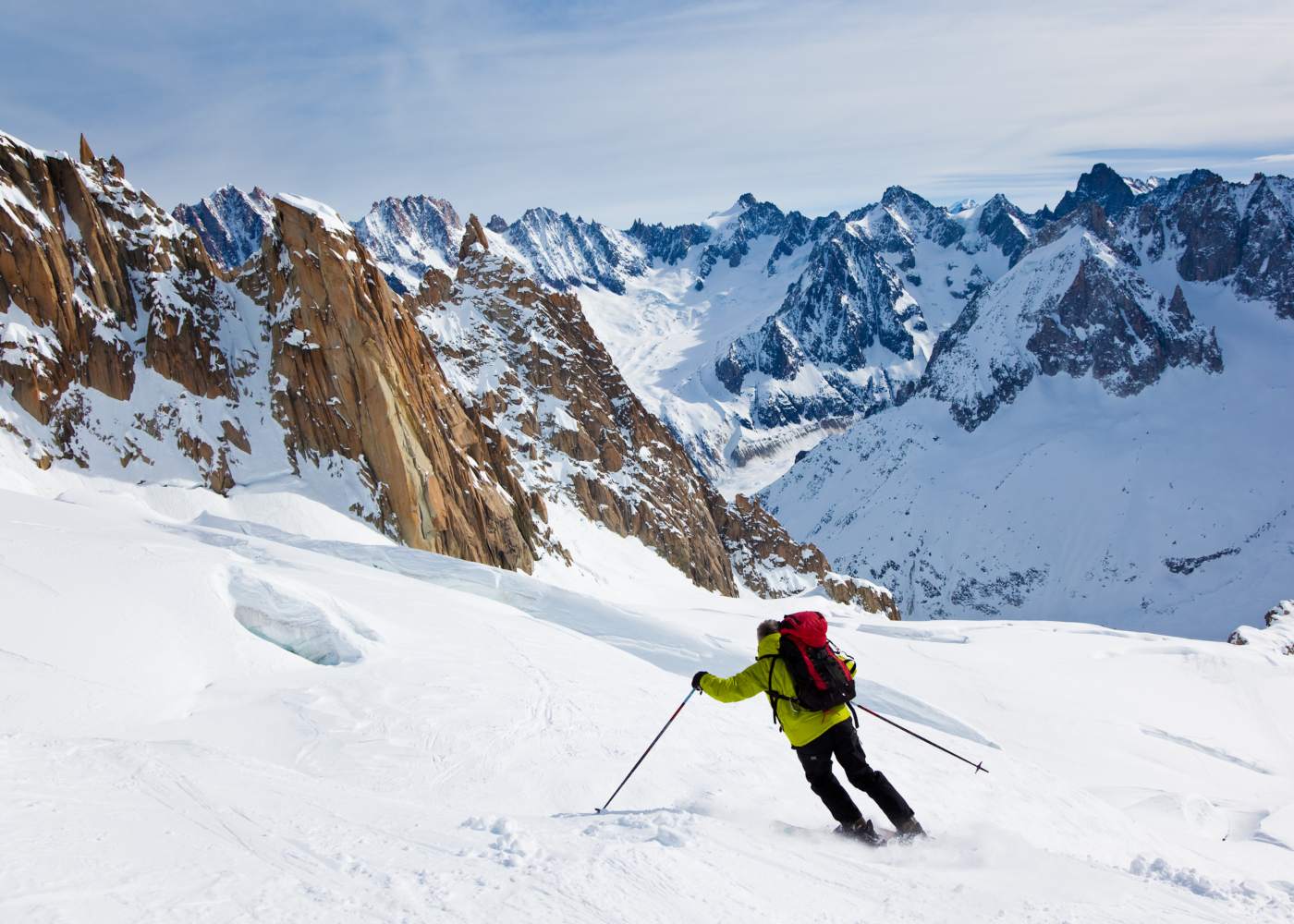 Homem a esquiar em estância de ski