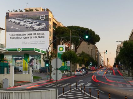 painel publicitário da volvo no Porto