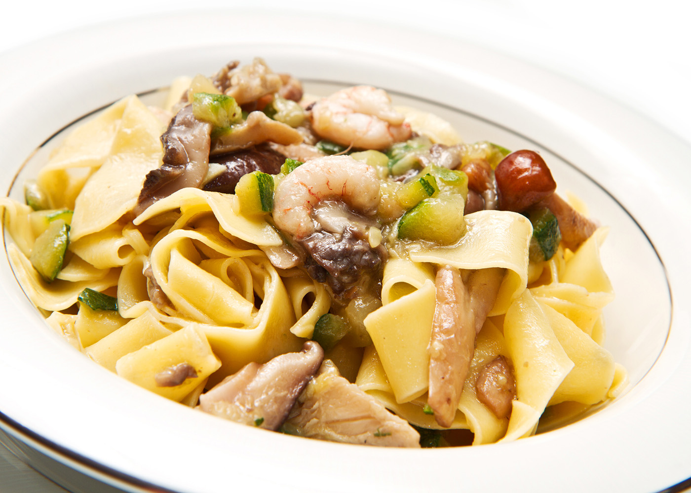 Fettucini com cogumelos e gambas e tomate seco