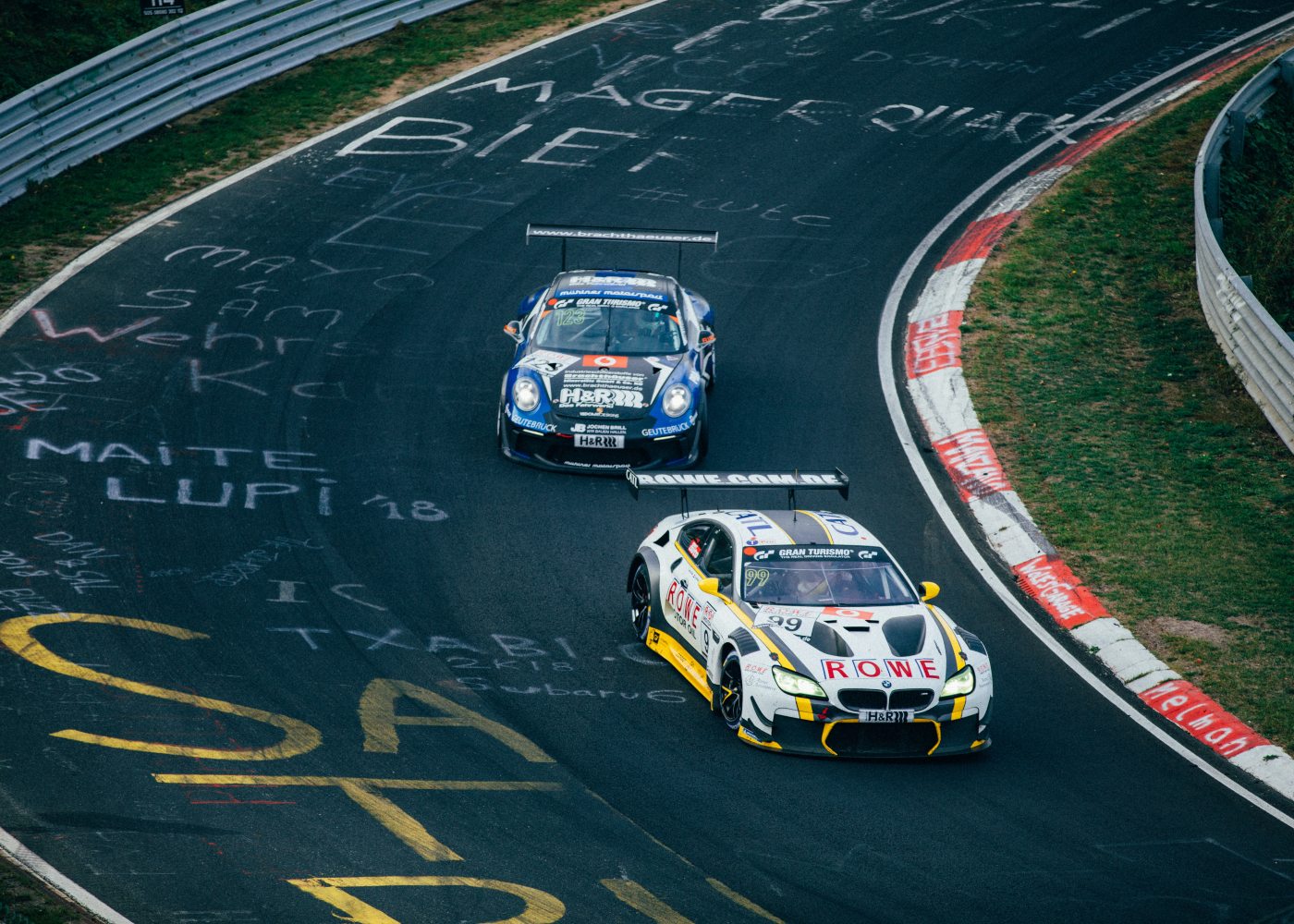 carros de corrida a competir