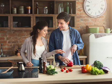 casal a cozinhar para o dia dos namorados