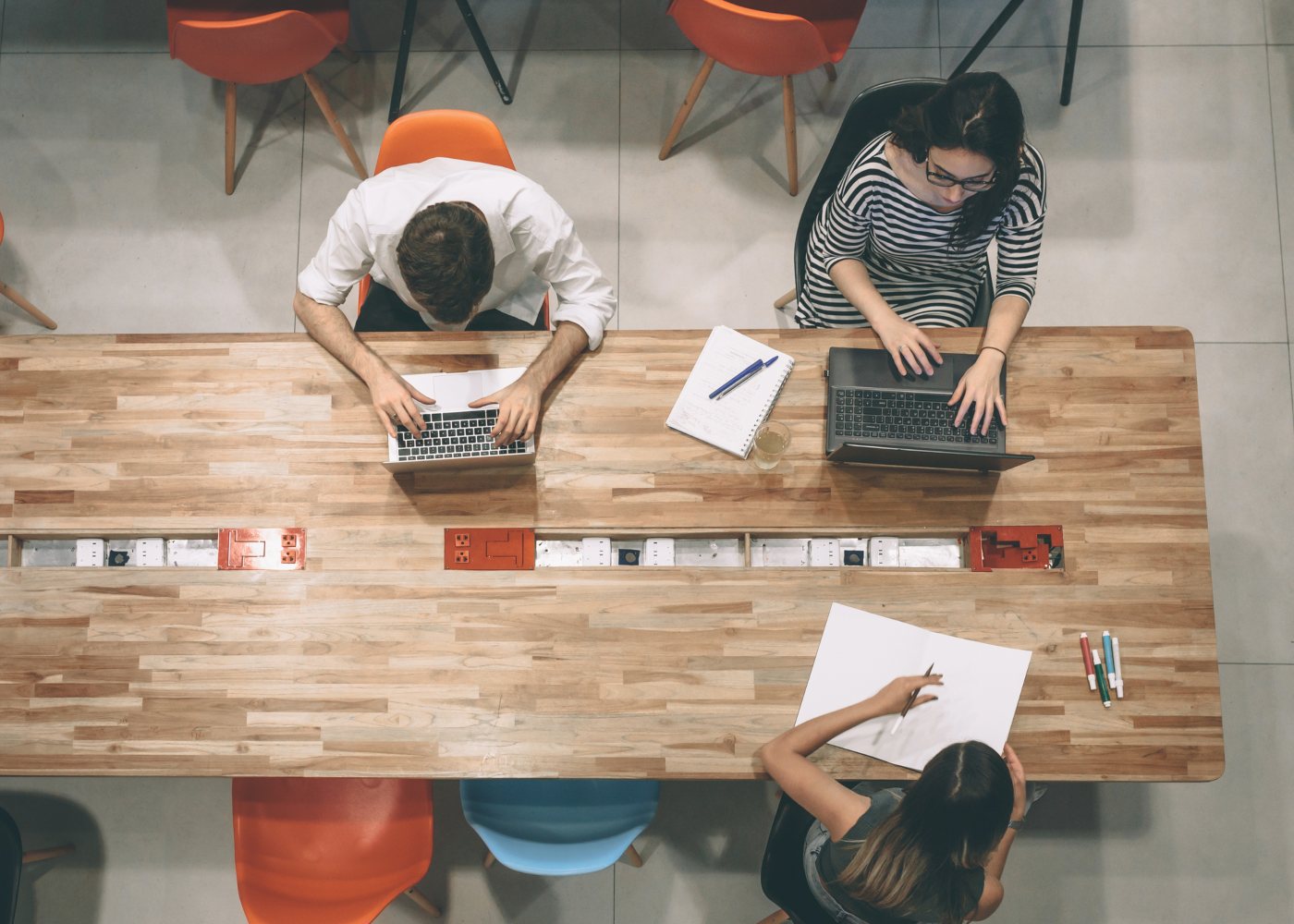 jovens a trabalhar em espaço de coworking