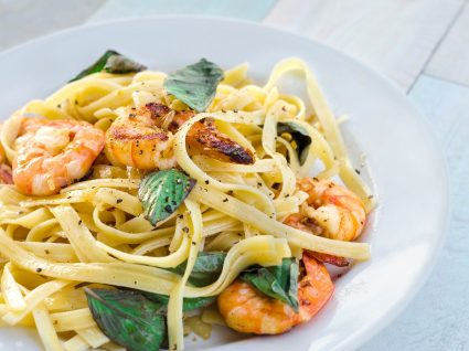 Fettucini com cogumelos e gambas