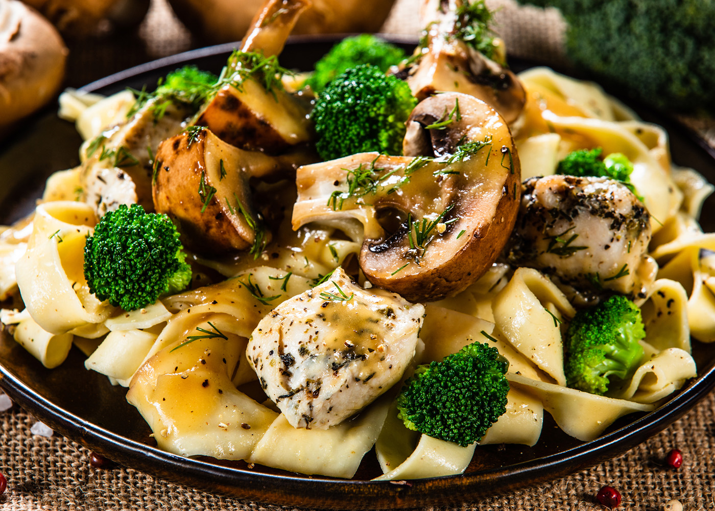 fusilli com frango e cogumelos