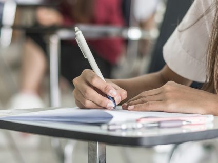 estudante a apontar a preparar-se para ir a recurso na faculdade