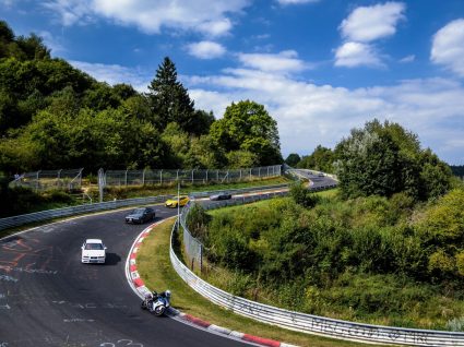 carros a competir num circuito