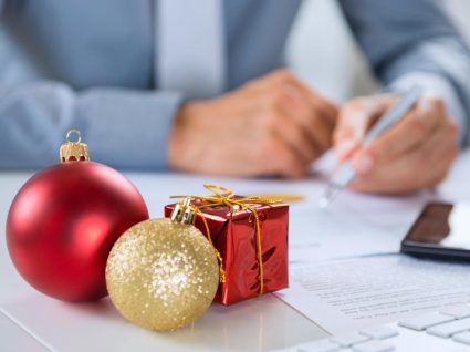 pessoa a trabalhar no dia de natal