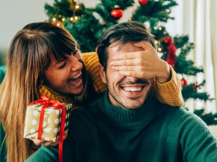 mulher dá prenda de Natal a rapaz