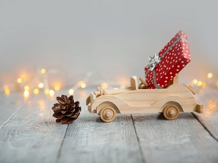 prenda de natal em carrinho de brincar