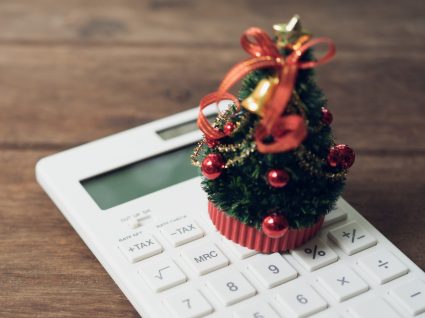pinheiro de natal sobre uma calculadora