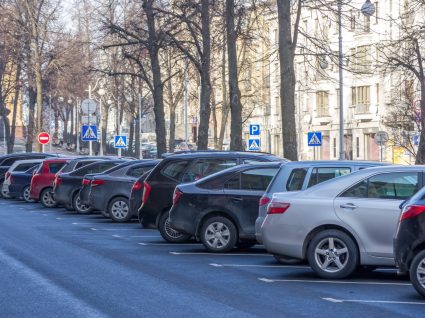 diferentes segmentos carros estacionados