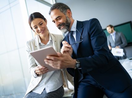 colegas de trabalho inseridos na sociedade 5.0 a ver informações no tablet