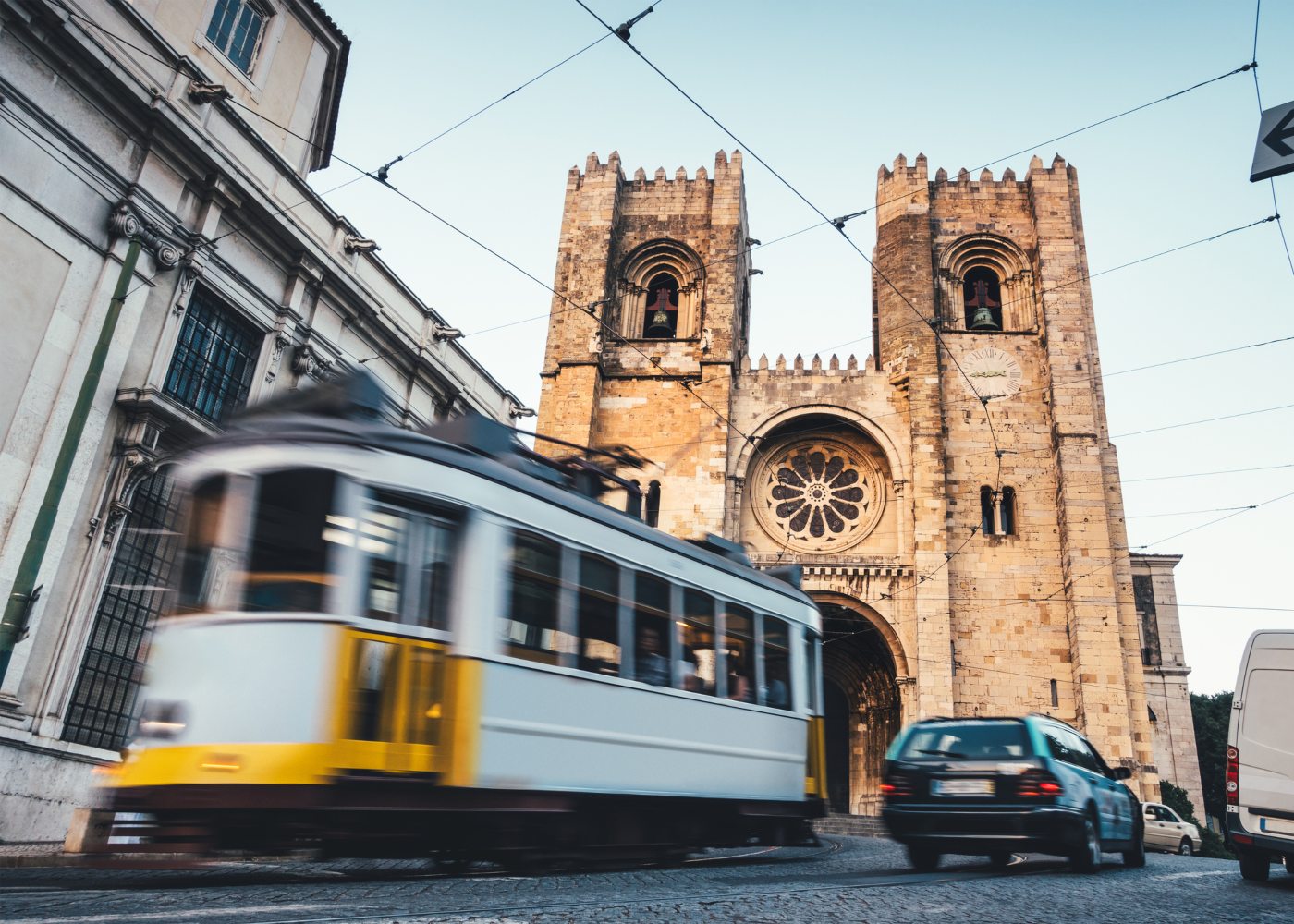 eletrico e taxi nas ruas de lisboa