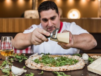 Antonio Mezzero a preparar uma pizza