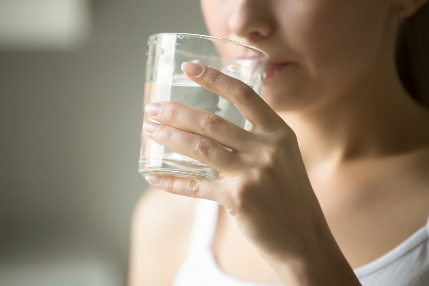 benefícios de beber águas alcalinas