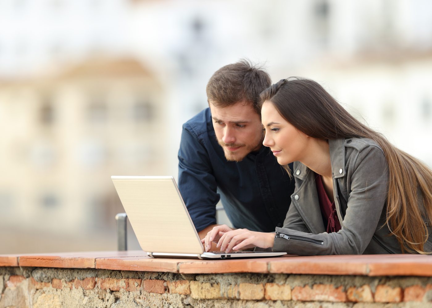 Casal em busca melhores sites para comprar voos baratos