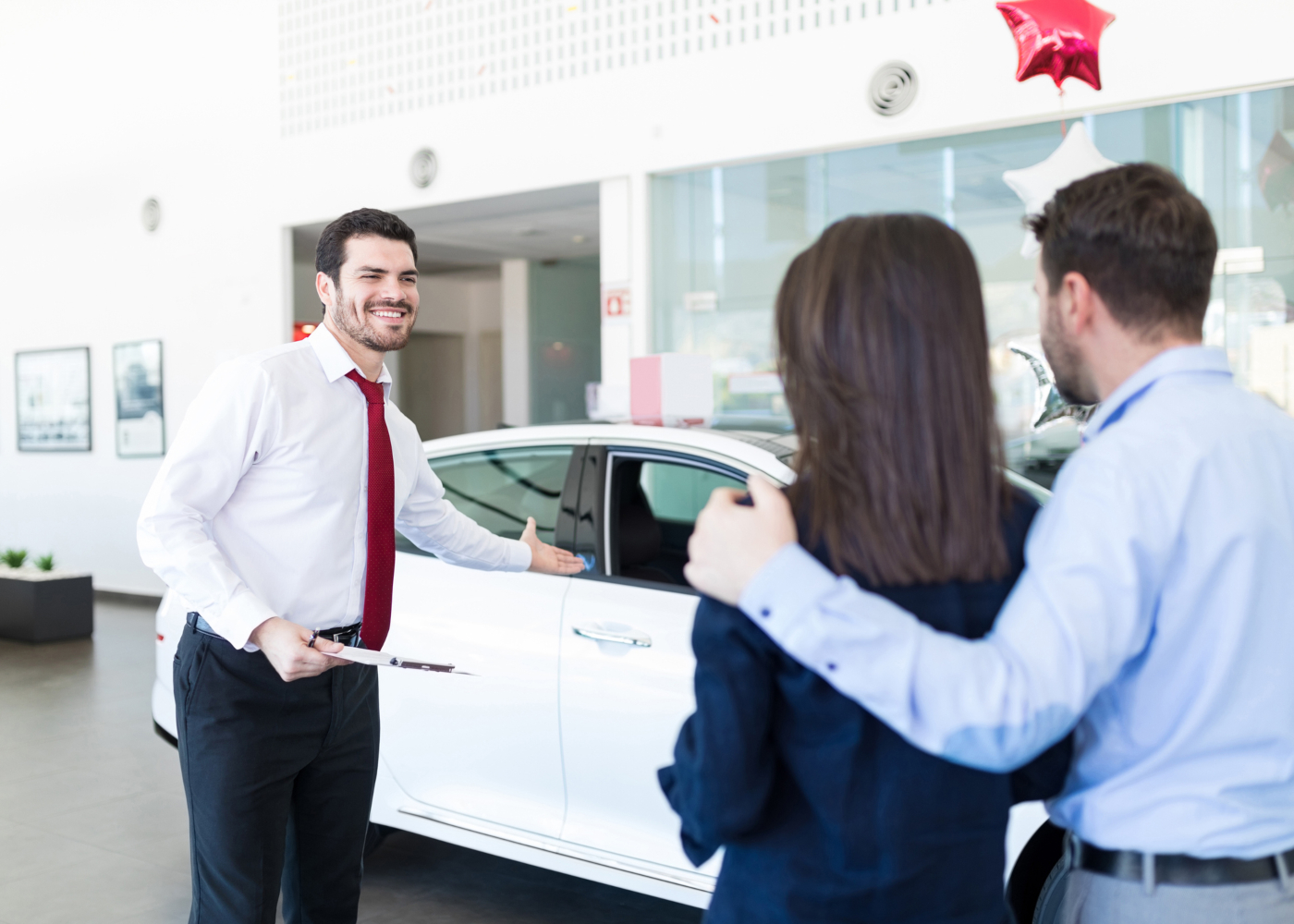 vendedor a mostrar carro novo