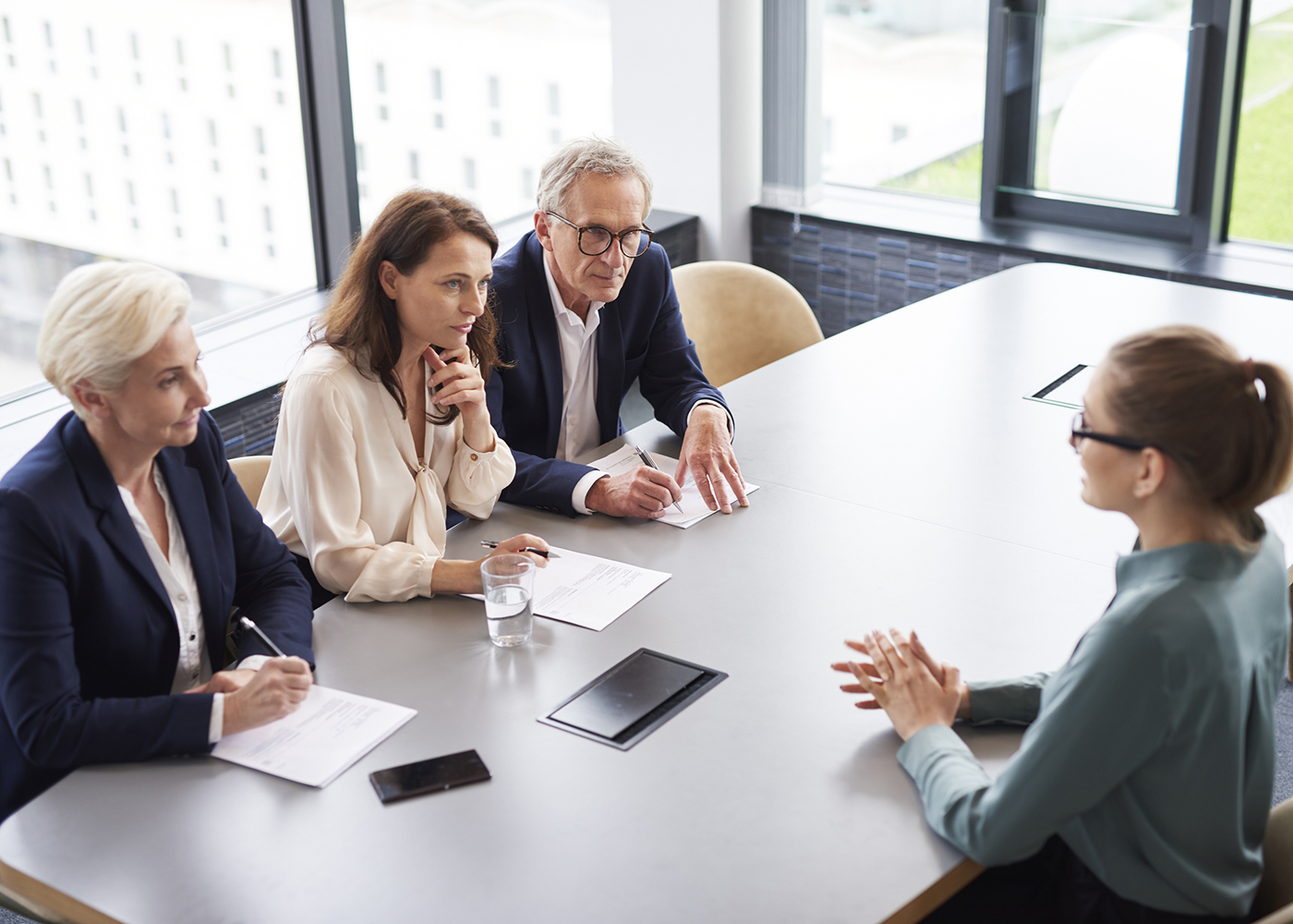 mulher em entrevista de emprego