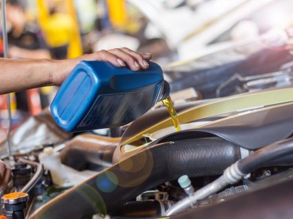 homem a adicionar óleo a motor