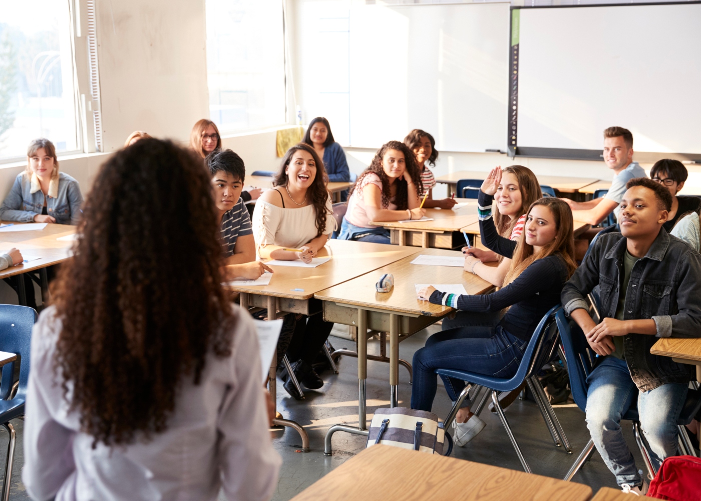 professora a dar aula a alunos na sala