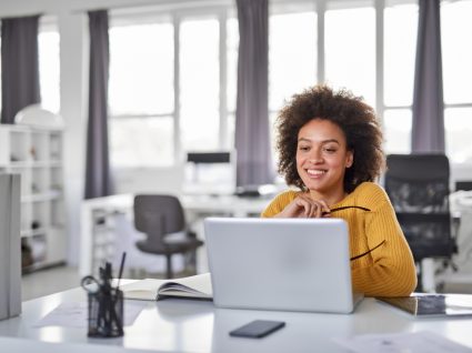 mulher feliz a reinventar a carreira