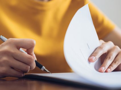 Senhoria a preencher a declaração anual de rendas