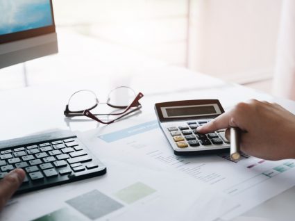 pessoa a calcular a taxa de rotatividade com calculadora