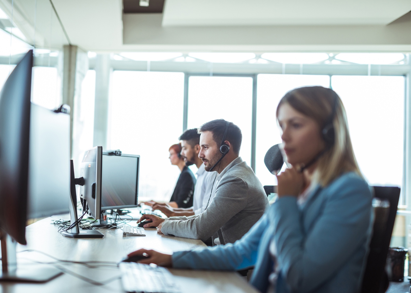 pessoas a trabalhar em call center