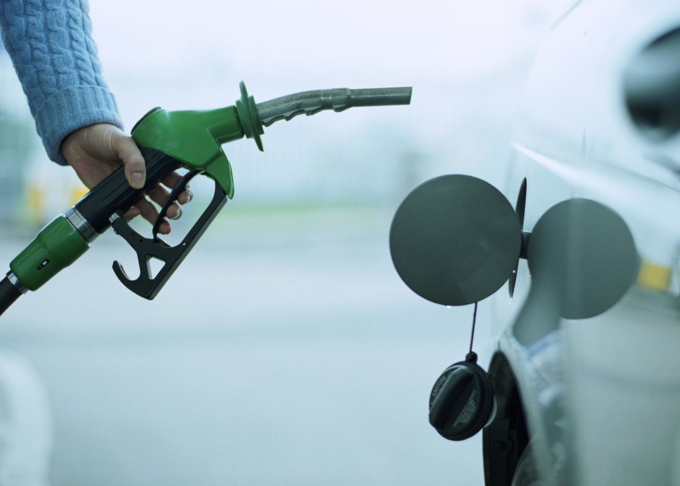 Mulher a abastecer depósito do carro com gasolina