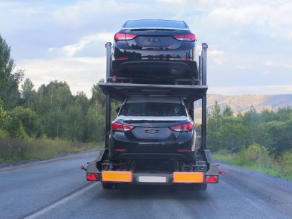 Camião a transportar carros usados importados