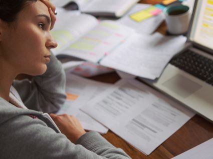 estudante cansada de estudar