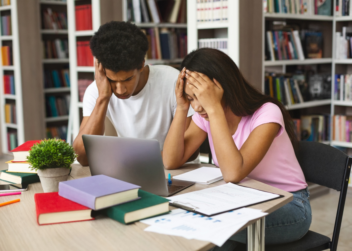 estudantes na biblioteca cansados