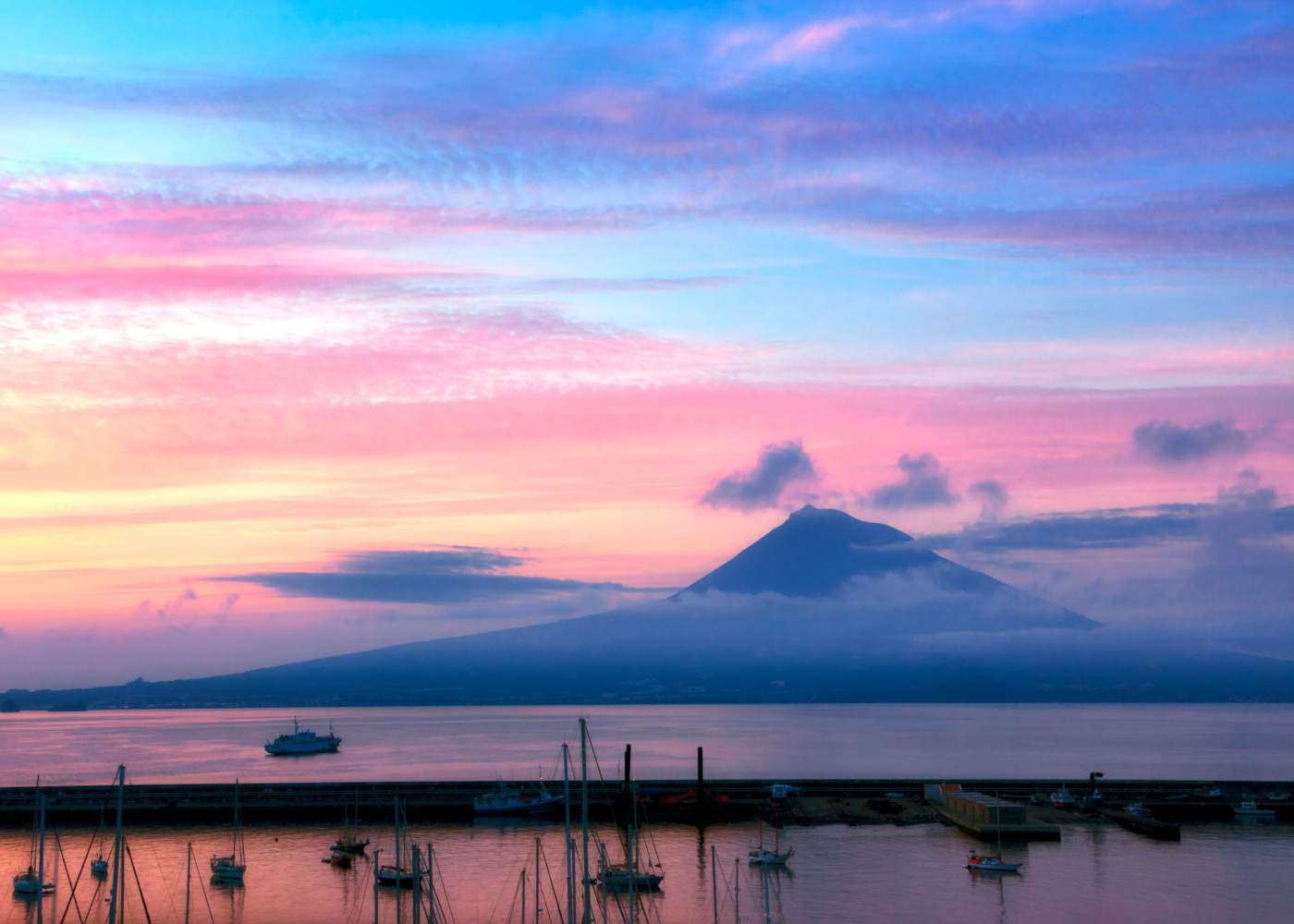 Ilha do Pico vista do Faial