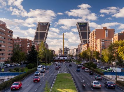 Avenida com carros em Madrid